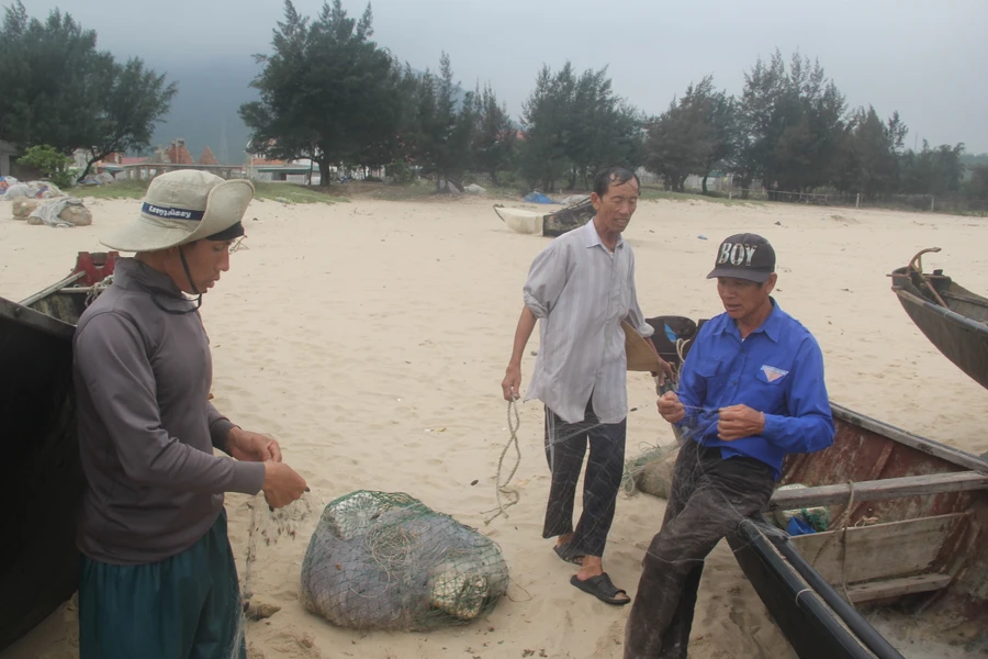 Nhiều ngư dân vùng biển Kỳ Anh được hỗ trợ gạo, tiền.