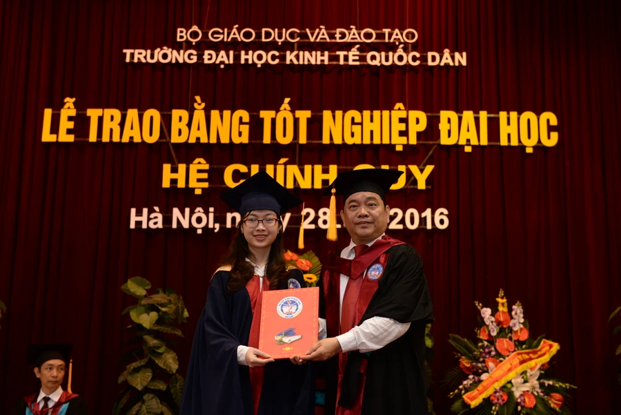 GS.TS.Trần Thọ Đạt, Hiệu trưởng Trường ĐH Kinh tế Quốc dân trao bằng tốt nghiệp tại buổi lễ
