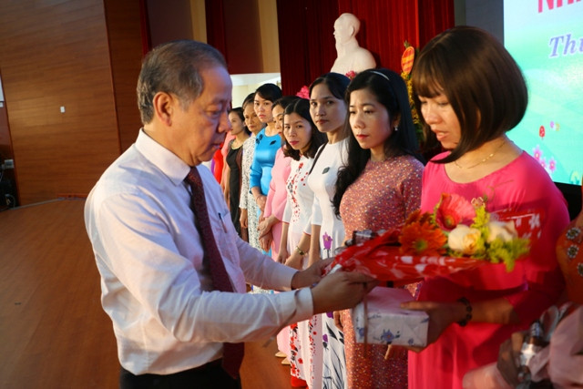 Ông Phan Ngọc Thọ tặng quà cho các giáo viên mầm non có hoàn cảnh khó khăn Ông Phan Ngọc Thọ tặng quà cho các giáo viên mầm non có hoàn cảnh khó khăn