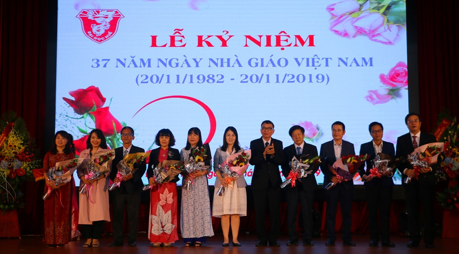 PGS.TS Nguyễn Quang Linh- Giám đốc ĐH Huế chức mừng các giảng viên, nhà khoa học đang công tác tại các đơn vị trực thuộc ĐH Huế vừa được nhà nước phong tặng chức danh Giáo sư, Phó giáo sư. PGS.TS Nguyễn Quang Linh- Giám đốc ĐH Huế chức mừng các giảng viên, nhà khoa học đang công tác tại các đơn vị trực thuộc ĐH Huế vừa được nhà nước phong tặng chức danh Giáo sư, Phó giáo sư.