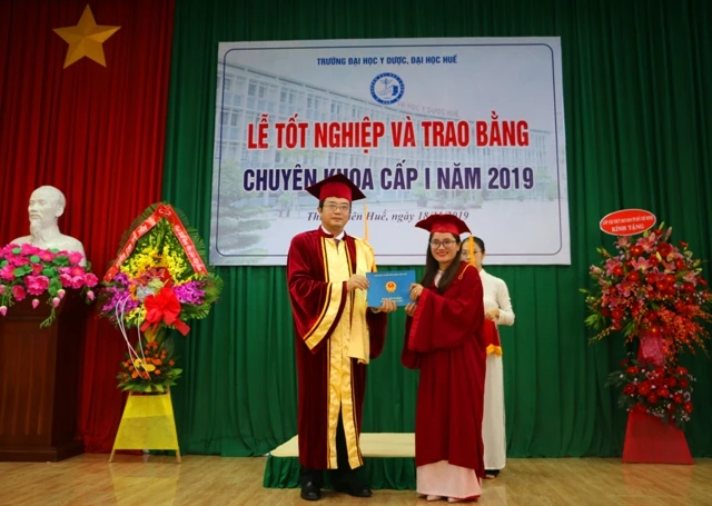 GS.TS Nguyễn Vũ Quốc Huy- Hiệu trưởng Trường ĐH Y Dược Huế trao bằng tốt nghiệp cho các học viên. 