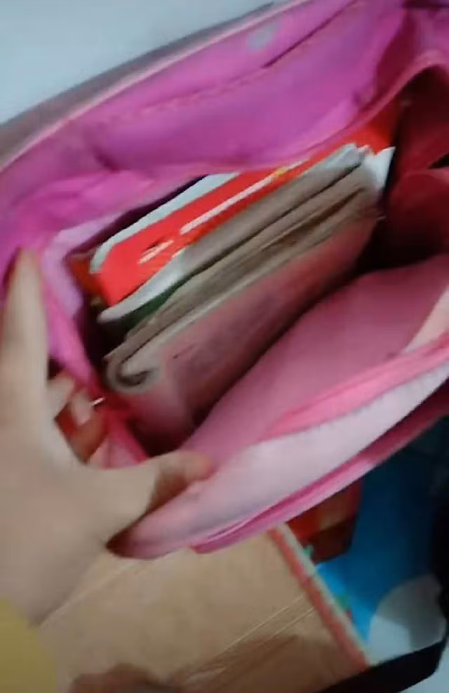 Cặp học sinh của 3 đứa con trong gia đình có 3 kiểu, mẹ bầu rất hoang mang, cư dân mạng: đọc "cuộn" triệu cuộn. - Ảnh 1.