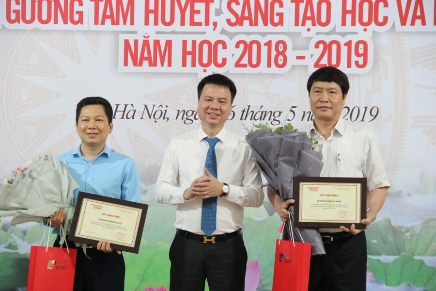 Nhà báo Triệu Ngọc Lâm - Tổng Biên tập Báo Giáo dục & Thời đại trao giải tập thể cho Sở GD&ĐT Hà Nội và Lào Cai. Ảnh: Sỹ Điền