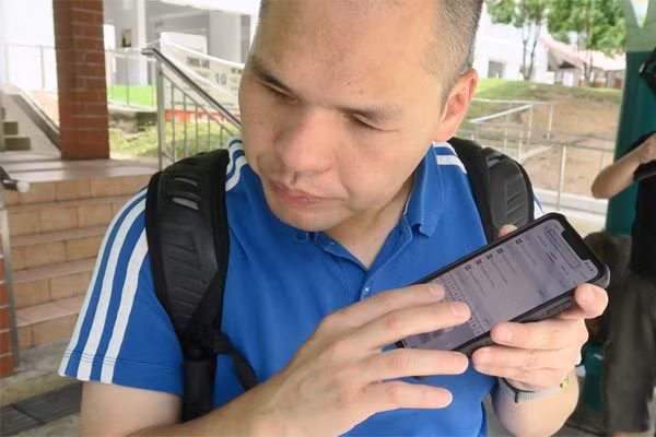 Xem người mù bấm điện thoại nhoay nhoáy, nhanh hơn người sáng mắt