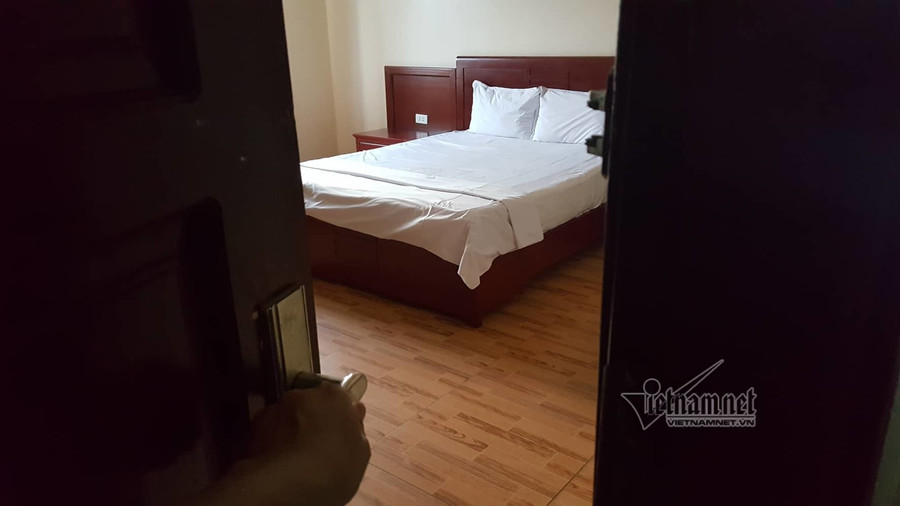 Vợ bắt quả tang, đại gia cố thủ trong nhà nghỉ, tìm kế cho bồ thoát thân hình ảnh 1 vo bat qua tang, dai gia co thu trong nha nghi, tim ke cho bo thoat than hinh anh 1