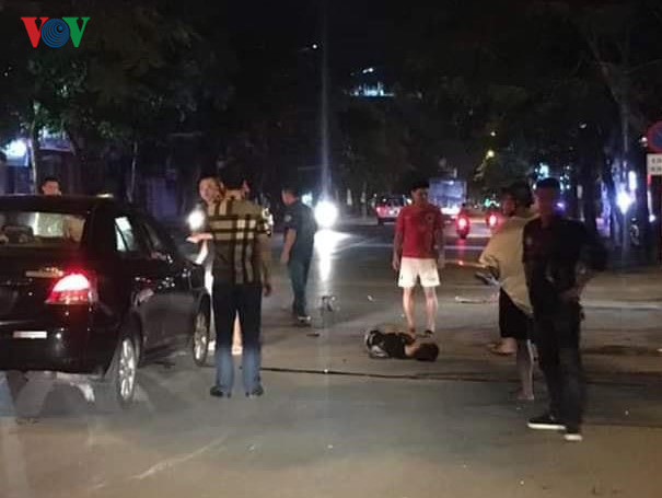 ô tô va chạm xe máy điện trong đêm, 2 học sinh bị nguy kịch hình 1 o to va cham xe may dien trong dem, 2 hoc sinh bi nguy kich hinh 1