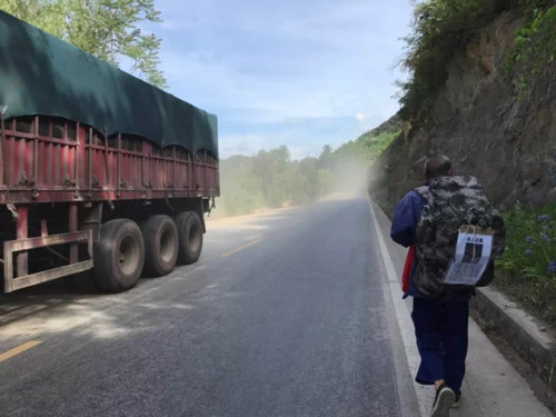 Cụ ông 72 tuổi đi bộ hàng nghìn km tìm vợ mất tích ảnh 2 Ông Wang chủ yếu đi bộ tìm vợ, vì theo cách đi xe sẽ khó hỏi han mọi người hơn.