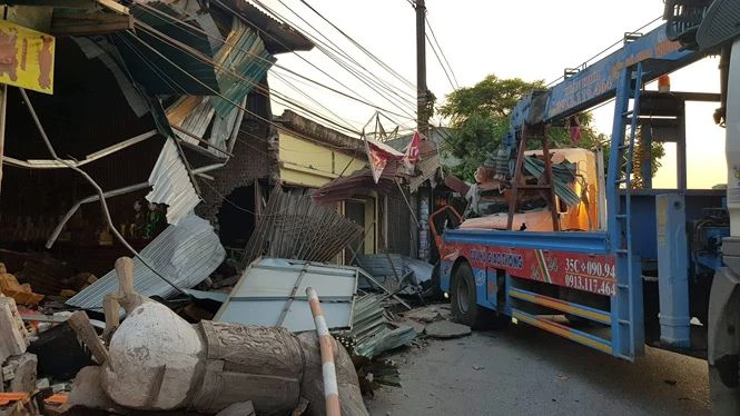 Ngủ gật, lái xe container đâm sập hàng loạt nhà dân