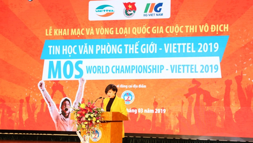 Bà Nguyễn Hà Thành - Giám đốc Truyền thông Tập đoàn Viettel - Đơn vị đồng hành cùng cuộc thi MOSWC-Viettel 2019 phát biểu tại Lễ khai mạc Bà Nguyễn Hà Thành - Giám đốc Truyền thông Tập đoàn Viettel - Đơn vị đồng hành cùng cuộc thi MOSWC-Viettel 2019 phát biểu tại Lễ khai mạc
