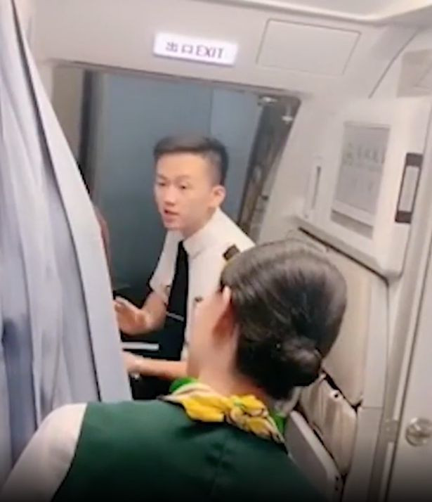 Bà mẹ không cho đóng cửa máy bay để chờ con gái... mua hàng miễn thuế ảnh 1 Bà mẹ không cho đóng cửa máy bay để chờ con gái mua hàng miễn thuế