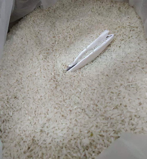 Viện trợ được cất kỹ trên trong túi gạo.