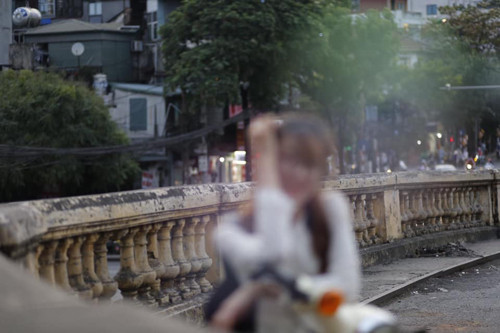 Những cảnh vật xung quanh lại nổi bần bật.