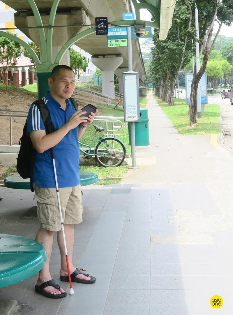 Xem người mù bấm điện thoại nhoay nhoáy, nhanh hơn người sáng mắt