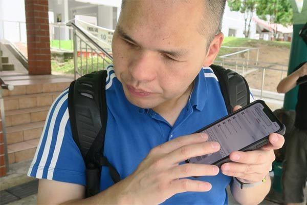 Xem người mù bấm điện thoại nhoay nhoáy, nhanh hơn người sáng mắt ảnh 1 Xem người mù bấm điện thoại nhoay nhoáy, nhanh hơn người sáng mắt