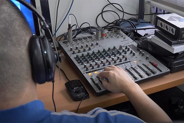 Xem người mù bấm điện thoại nhoay nhoáy, nhanh hơn người sáng mắt