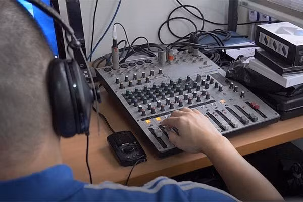 Xem người mù bấm điện thoại nhoay nhoáy, nhanh hơn người sáng mắt