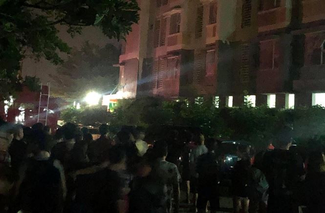 Cháy chung cư Flora lúc rạng sáng, hàng trăm người tháo chạy toán loạn