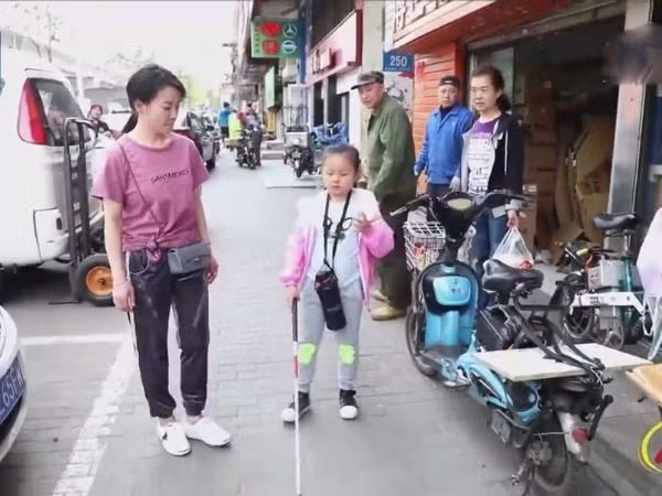 Người mẹ để con gái mù tự đến trường suốt 5 năm và sự thật rơi nước mắt-1