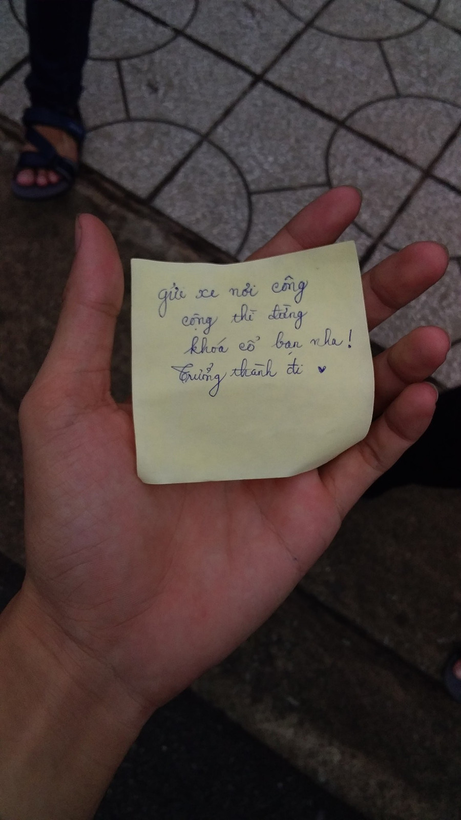 Gửi xe ở bãi còn khoá cổ... ảnh 1