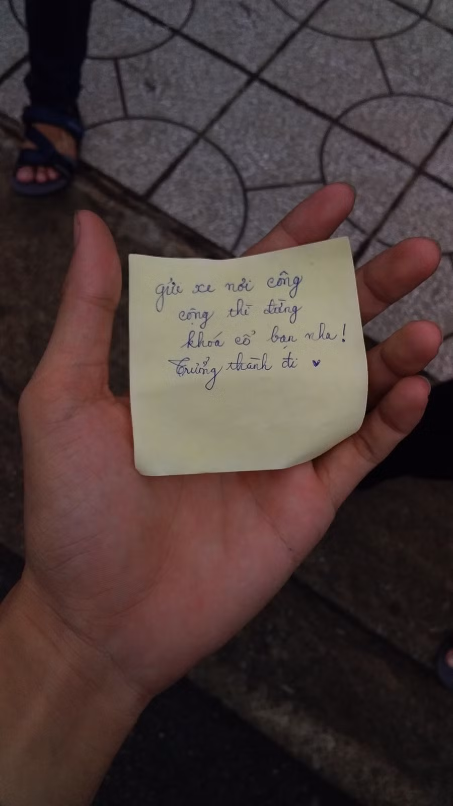 Gửi xe ở bãi còn khoá cổ... ảnh 1 Gửi xe ở bãi còn khoá cổ... ảnh 1