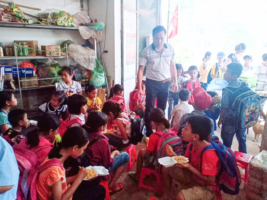 Thầy Bá mong muốn các em học sinh không mang bụng đói đến trường như mình thủa nhỏ Thầy Bá mong muốn các em học sinh không mang bụng đói đến trường như mình thủa nhỏ