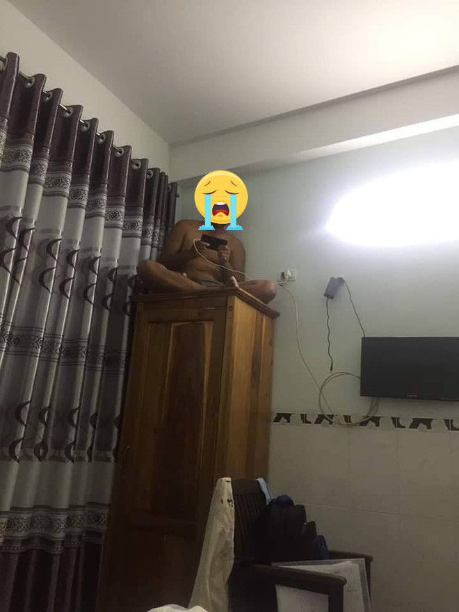 Người đàn ông cởi trần leo lên nóc tủ ngồi, biết lí do ai cũng ngán ngẩm - Ảnh 2. Người đàn ông cởi trần leo lên nóc tủ ngồi, biết lí do ai cũng ngán ngẩm - Ảnh 2.