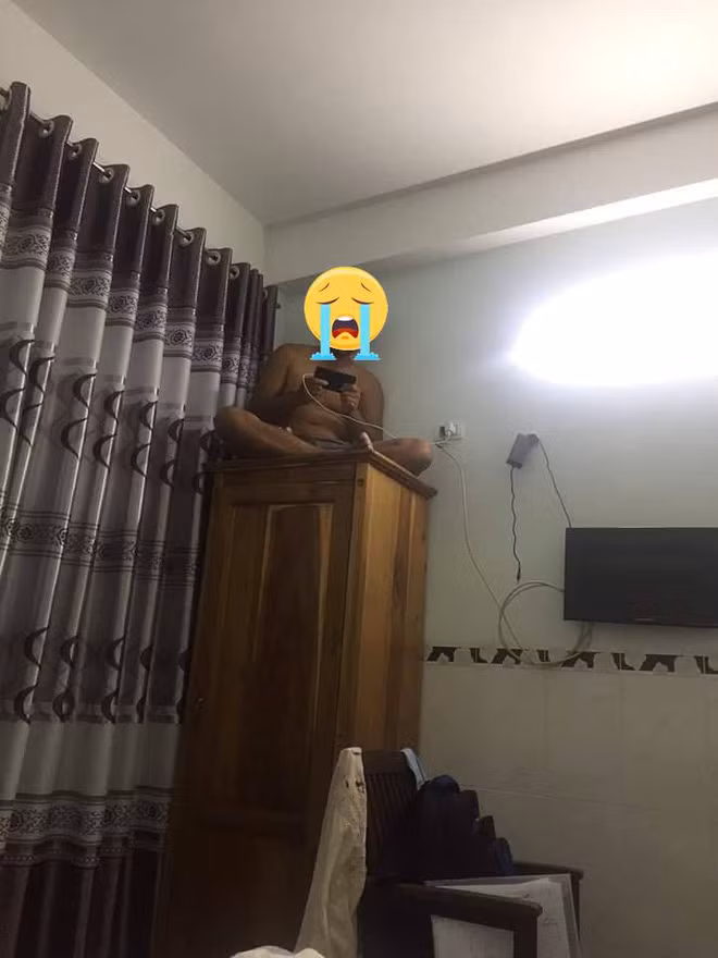 Người đàn ông cởi trần leo lên nóc tủ ngồi, biết lí do ai cũng ngán ngẩm - Ảnh 2.