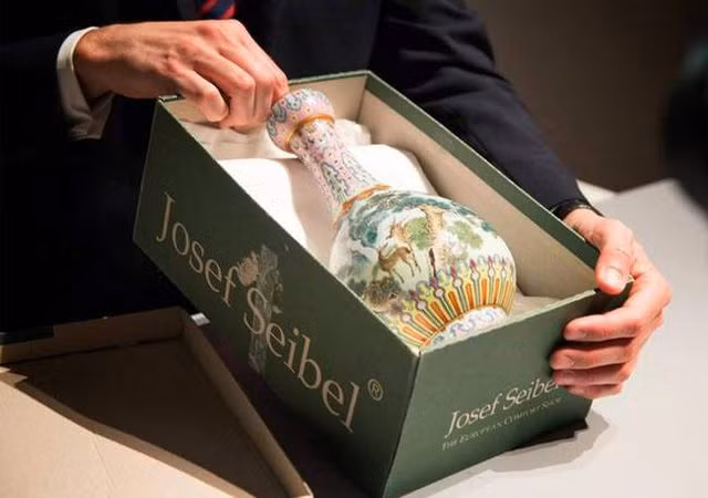 Mua chiếc bình 300.000 đồng về bỏ xó, bất ngờ 30 tỷ đồng rơi vào đầu - 11