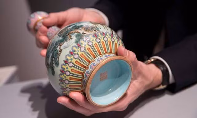 Mua chiếc bình 300.000 đồng về bỏ xó, bất ngờ 30 tỷ đồng rơi vào đầu - 14