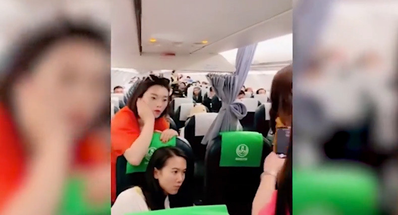 Bà mẹ không cho đóng cửa máy bay để chờ con gái... mua hàng miễn thuế ảnh 2 Bà mẹ không cho đóng cửa máy bay để chờ con gái mua hàng miễn thuế