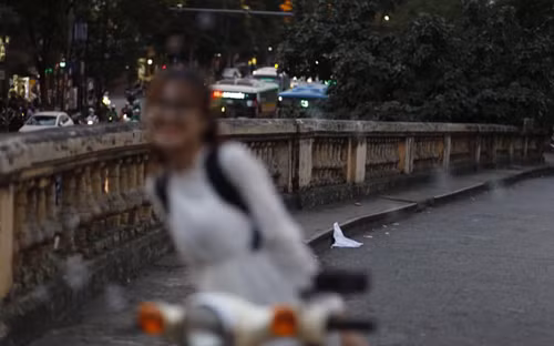 Xe cộ phía sau rõ nét và tấp nập quá.