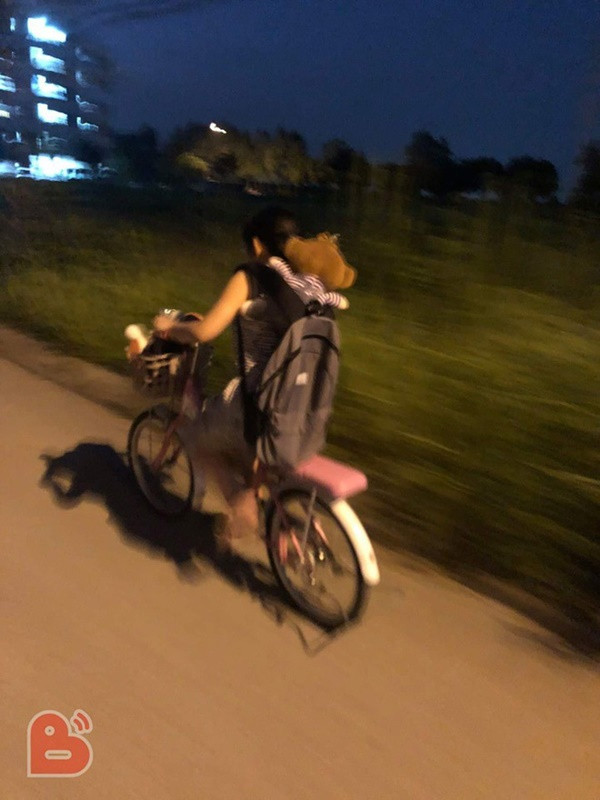 Em gái lầm lũi đạp xe bỏ nhà đi, nội dung lá thư để lại khiến tất cả giật mình-2