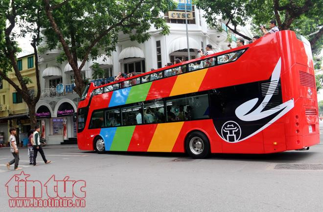 Xe buýt 2 tầng đưa du khách tham quan city tour.