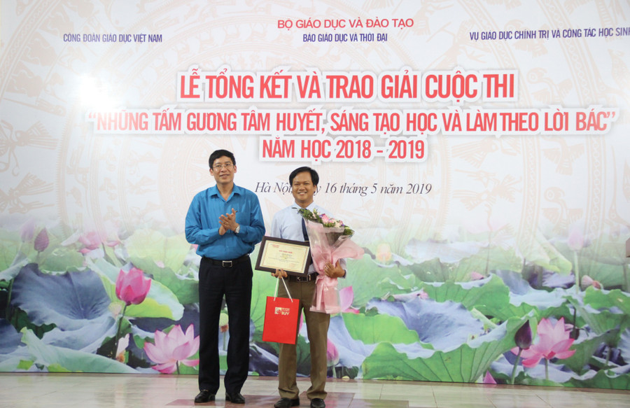 TS Vũ Minh Đức - Chủ tịch Công đoàn GD Việt Nam trao giải Nhất cho tác giả Trần Văn Toản. Ảnh: Sỹ Điền TS Vũ Minh Đức - Chủ tịch Công đoàn GD Việt Nam trao giải Nhất cho tác giả Trần Văn Toản. Ảnh: Sỹ Điền