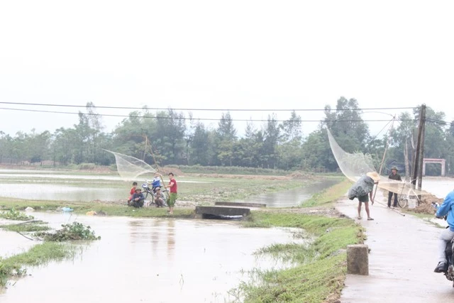 Trời mưa, ao hồ là những nơi nguy hiểm, có nguy cơ cao xảy ra các vụ đuối nước.