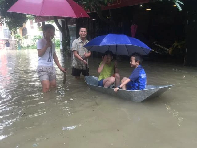 Mưa lớn khiến nhiều trường học tại TP Vinh hôm nay (15/10) cho học sinh nghỉ học