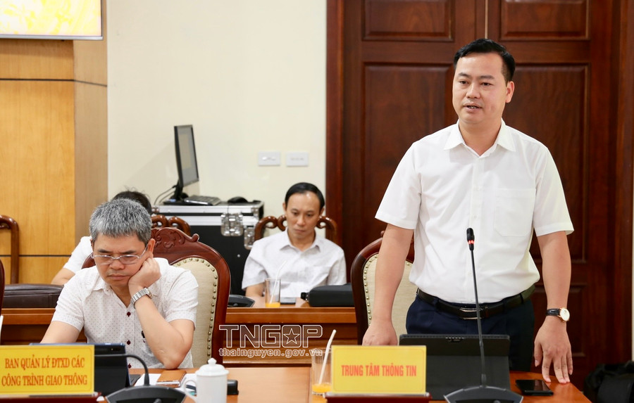 Tại buổi làm việc, Giám đốc Trung tâm Thông tin - Tổng Biên tập Cổng Thông tin điện tử tỉnh Thái Nguyên Tạ Văn Lộc nêu một số đề xuất kiến nghị với Đoàn công tác của Bộ Thông tin và Truyền thông. (Ảnh: thainguyen.gov.vn).