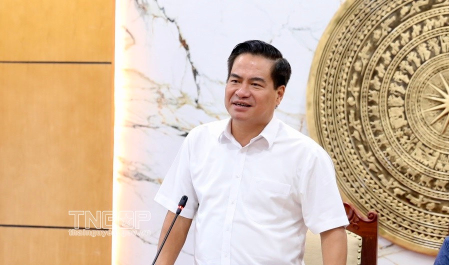 Phó Chủ tịch UBND tỉnh Thái Nguyên Lê Quang Tiến phát biểu tại buổi làm việc với tỉnh Thái Nguyên về việc thực hiện quy định của pháp luật về phát ngôn và cung cấp thông tin cho báo chí của các cơ quan hành chính. (Ảnh: thainguyen.gov.vn)