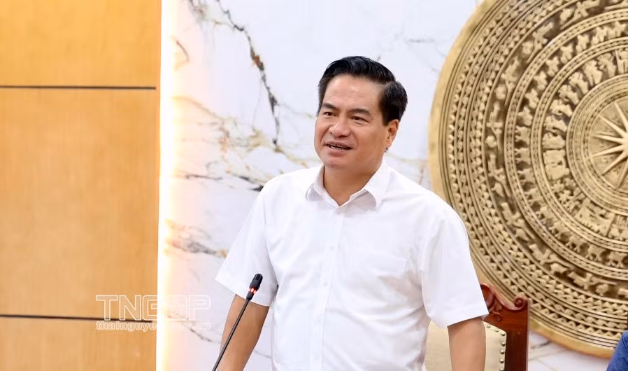 Phó Chủ tịch UBND tỉnh Thái Nguyên Lê Quang Tiến phát biểu tại buổi làm việc với tỉnh Thái Nguyên về việc thực hiện quy định của pháp luật về phát ngôn và cung cấp thông tin cho báo chí của các cơ quan hành chính. (Ảnh: thainguyen.gov.vn)