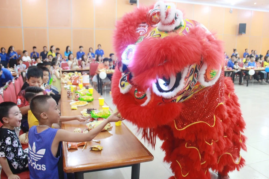 Đại học Thái Nguyên tổ chức đêm hội trăng rằm đầm ấm vui tươi.