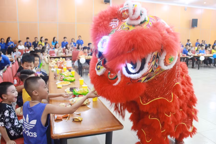 Đại học Thái Nguyên tổ chức đêm hội trăng rằm đầm ấm vui tươi.