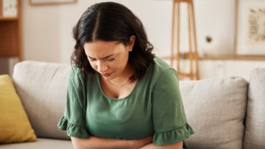 Một số người gặp phải những nhược điểm của việc ăn salad sống gây đầy hơi hoặc đau bụng. (Ảnh: ITN)