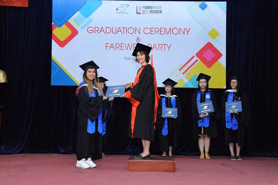 Sinh viên ĐH Mở TP.HCM tốt nghiệp nhận bằng đạt chuẩn quốc tế