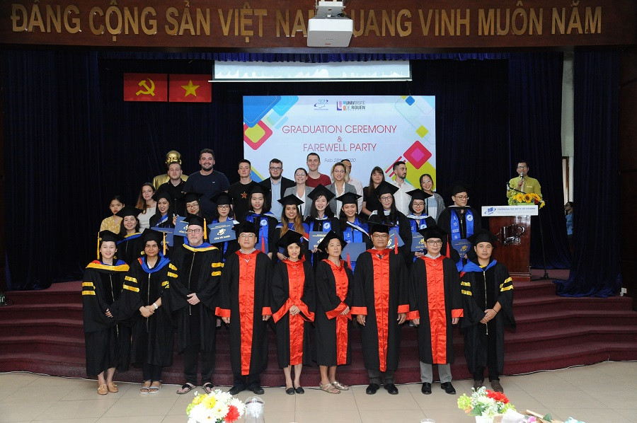 Các sinh viên tốt nghiệp chụp hình kỉ niệm với Ban giám hiệu Trường ĐH Mở TP.HCM