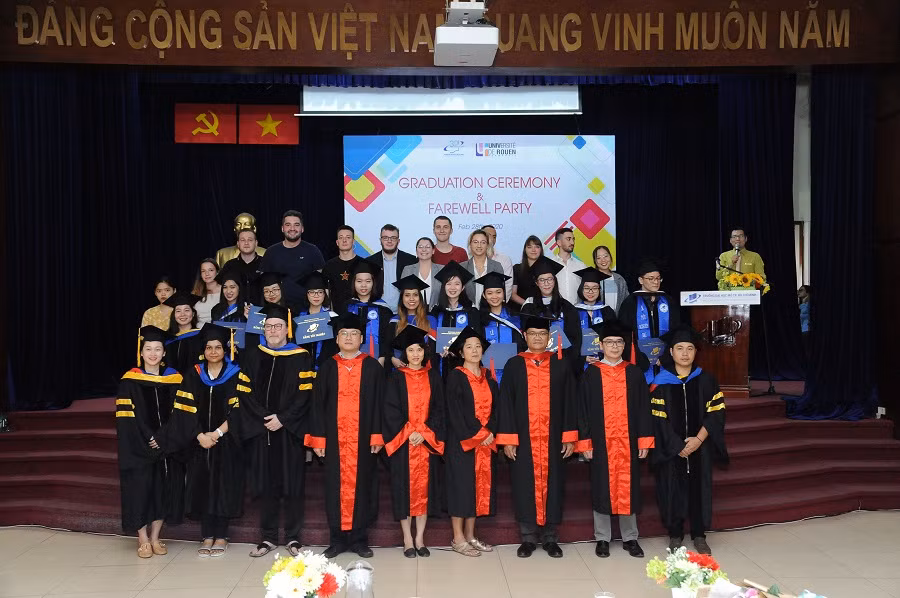 Các sinh viên tốt nghiệp chụp hình kỉ niệm với Ban giám hiệu Trường ĐH Mở TP.HCM