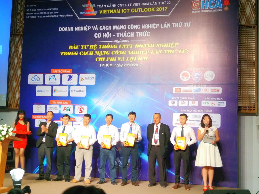 Ban tổ chức trao kỷ niệm chương cho các diễn giả có tham luận tại hội thảo. Ban tổ chức trao kỷ niệm chương cho các diễn giả có tham luận tại hội thảo.