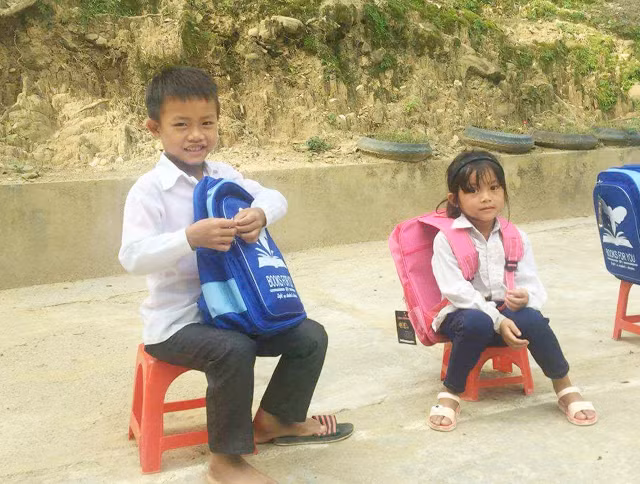 Niềm vui của những em nhỏ vùng lũ quét Tà Cạ (Kỳ Sơn, Nghệ An) khi được nhận sách vở, cặp mới đầu năm học
