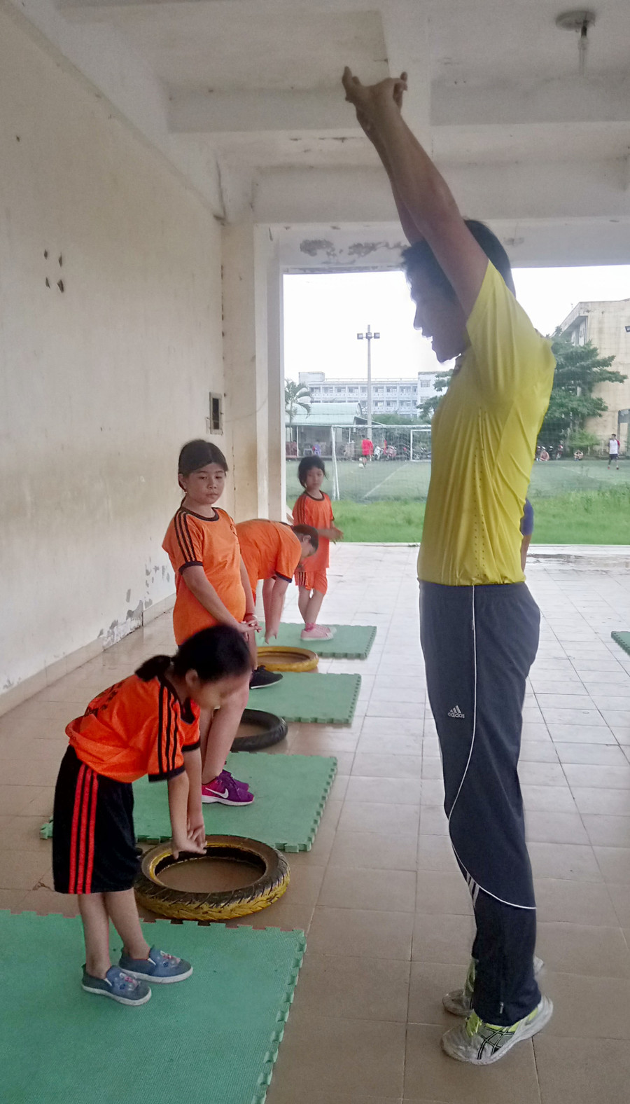 Thầy Hiếu thị phạm cho học sinh