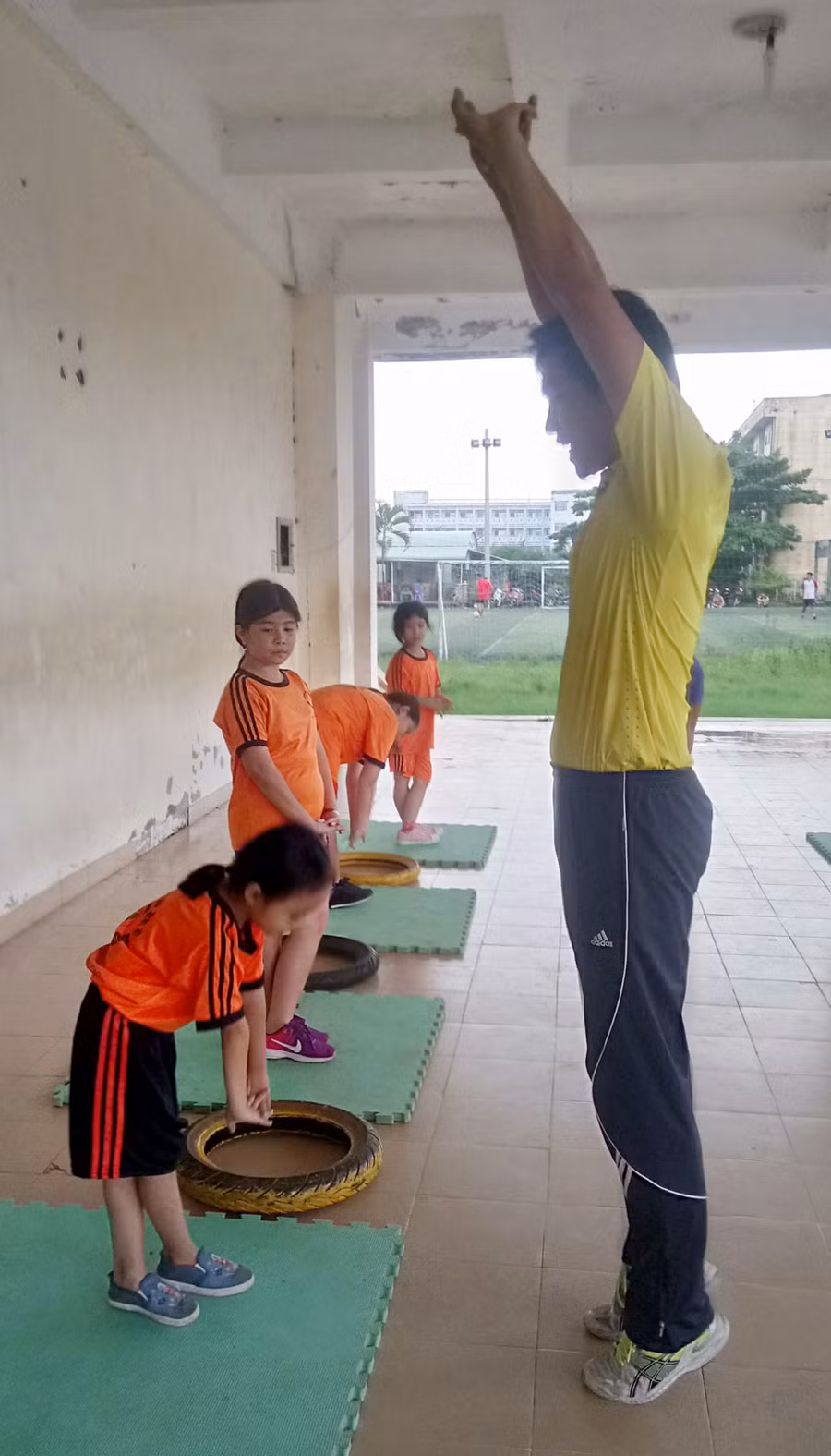 Thầy Hiếu thị phạm cho học sinh