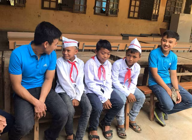 Đưa sách lên vùng cao, các bạn trẻ thành phố có những trải nghiệm về sự chia sẻ